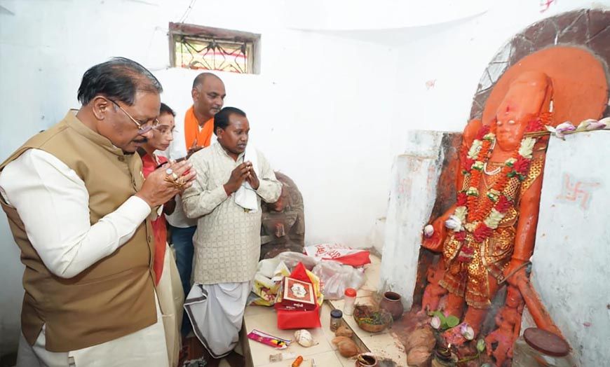 मुख्यमंत्री विष्णुदेव साय ने ऐतिहासिक चतुर्भुज विष्णु मंदिर में की पूजा-अर्चना, प्रदेश की सुख-समृद्धि की कामना