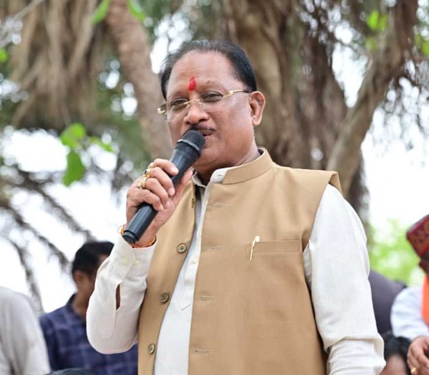 बरगद की छांव में सजी मुख्यमंत्री की चौपाल : सक्ती जिले के ग्राम ठठारी में ग्रामीणों से किया सीधा संवाद