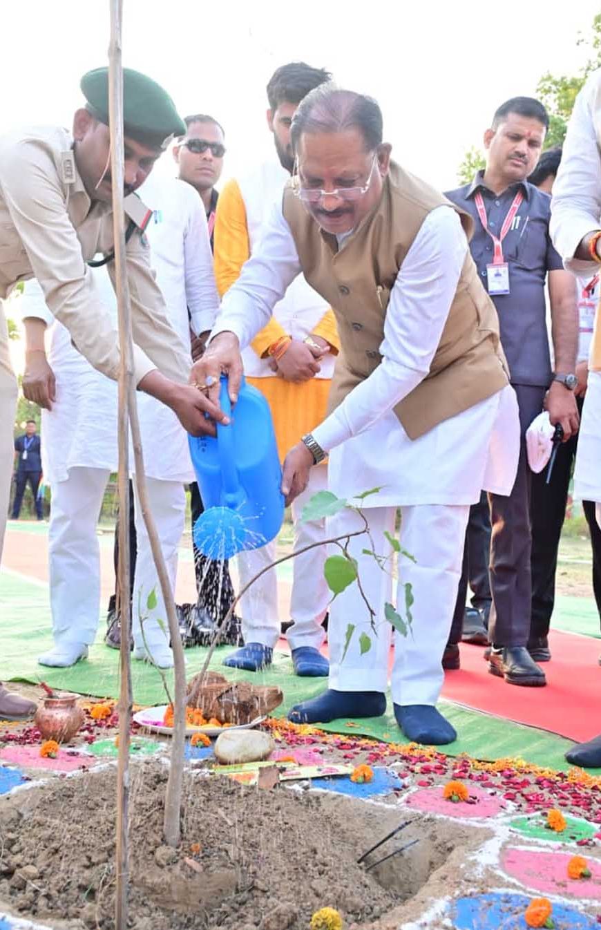 मुख्यमंत्री  विष्णु देव साय ने ‘एक पेड़ मां के नाम’ अभियान के तहत किया पीपल का पौधारोपण