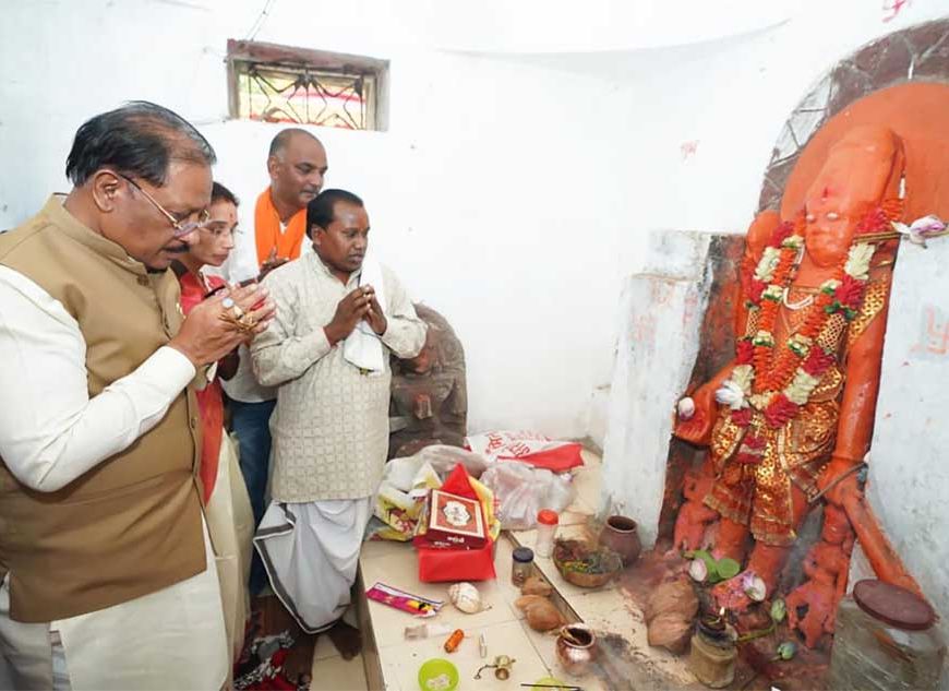 मुख्यमंत्री ख्यमंत्री  विष्णुदेव साय ने ऐतिहासिक चतुर्भुज विष्णु मंदिर में की पूजा-अर्चना, प्रदेश की सुख-समृद्धि की कामना