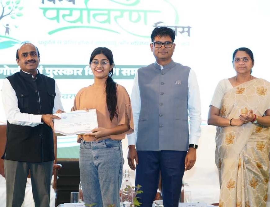 विश्व पर्यावरण दिवस पर आयोजित चित्रकला प्रतियोगिता के विजेताओं को मंत्री  ओ.पी. चौधरी ने किया सम्मानित