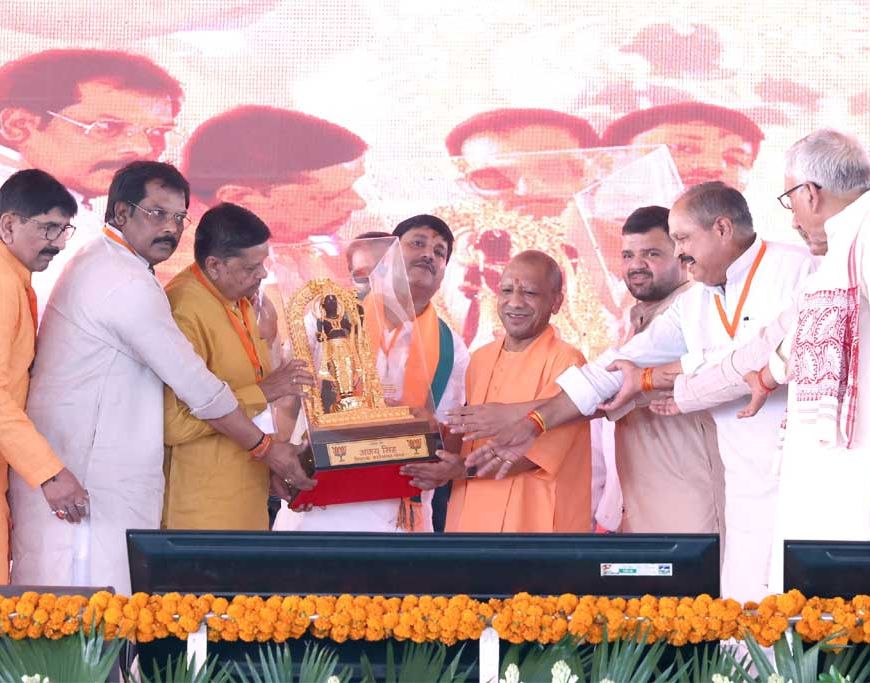 मंच पर मुख्यमंत्री के आने के बाद से पंडाल में गूंजता रहा जय  राम व बुलडोजर बाबा का जयघोष
