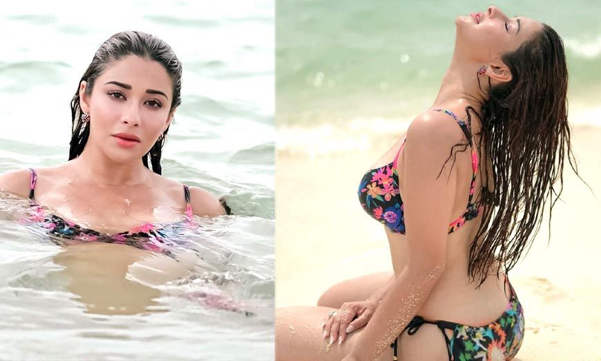 Beach पर बिकिनी लुक में छाईं नायरा बनर्जी, भीगी जुल्फों और ग्लैमरस अंदाज ने बढ़ाया इंटरनेट का पारा