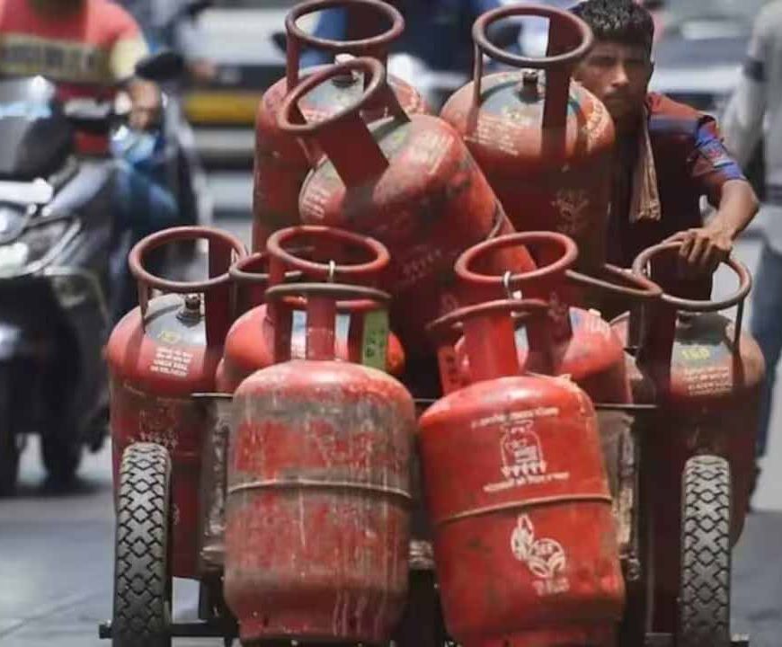 एलपीजी सिलेंडर की लागत 1600 रुपये के पार, हर सिलेंडर पर 700 रुपये की अंडर-रिकवरी