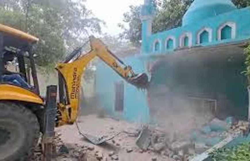 संभल में अवैध निर्माण पर बुलडोजर कार्रवाई, मस्जिद ध्वस्तीकरण शुरू