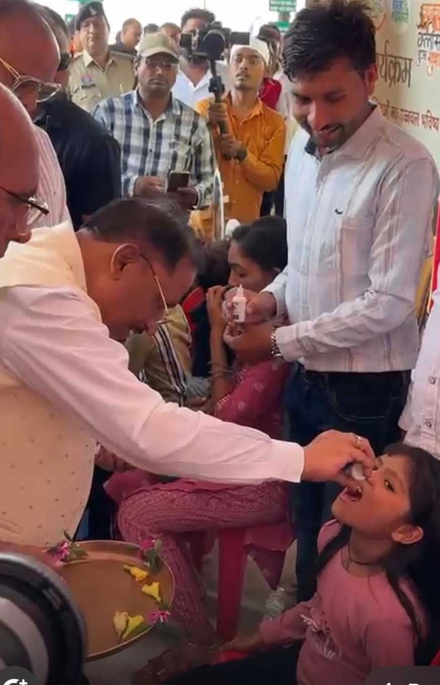 द्रनाहू कुर्मी-क्षत्रिय समाज के केंद्रीय अधिवेशन में मुख्यमंत्री ने बच्चों को कराया स्वर्णप्राशन