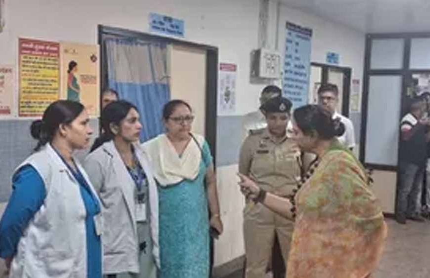 LNJP अस्पताल में हंगामा, सीनियर अफसर की आंखों में आए आंसू; महिला आयोग चेयरपर्सन की टिप्पणी पर भड़कीं नर्सें