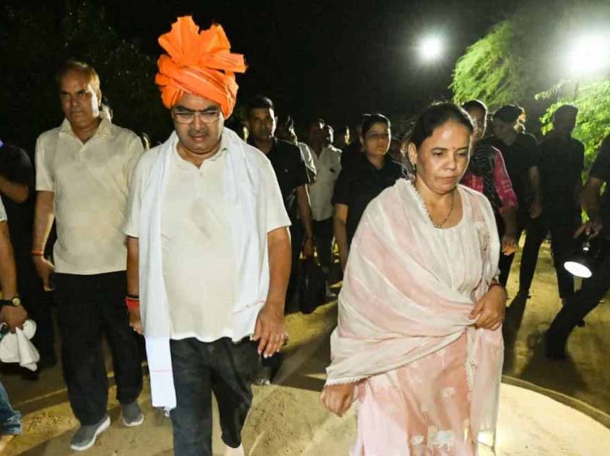 पत्नी संग CM भजनलाल शर्मा ने की गिरिराज महाराज की सप्तकोसीय परिक्रमा