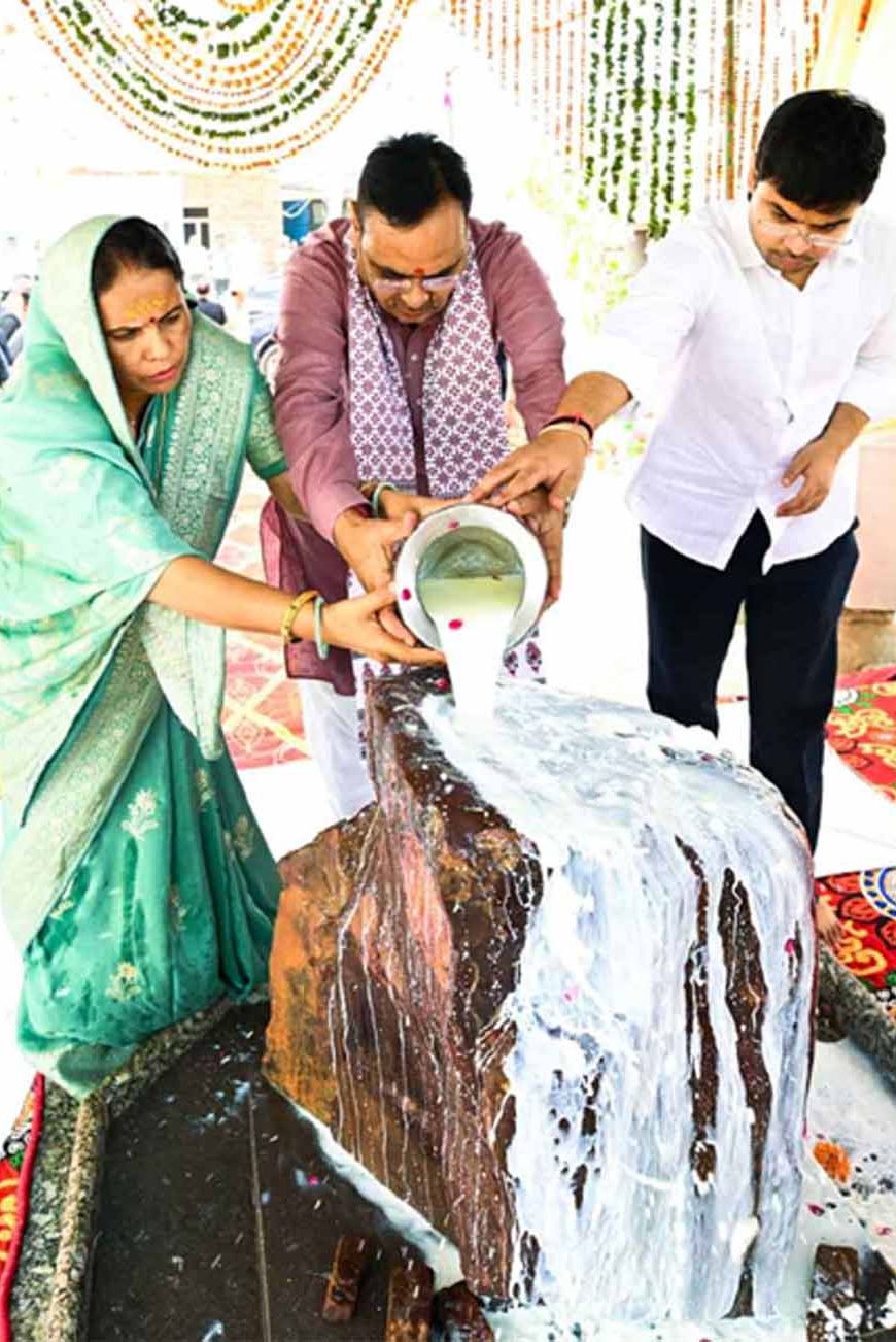मुख्यमंत्री भजनलाल शर्मा ने गोवर्धन पर्वत की 21 किमी परिक्रमा की, लिया श्रीनाथ जी का आशीर्वाद