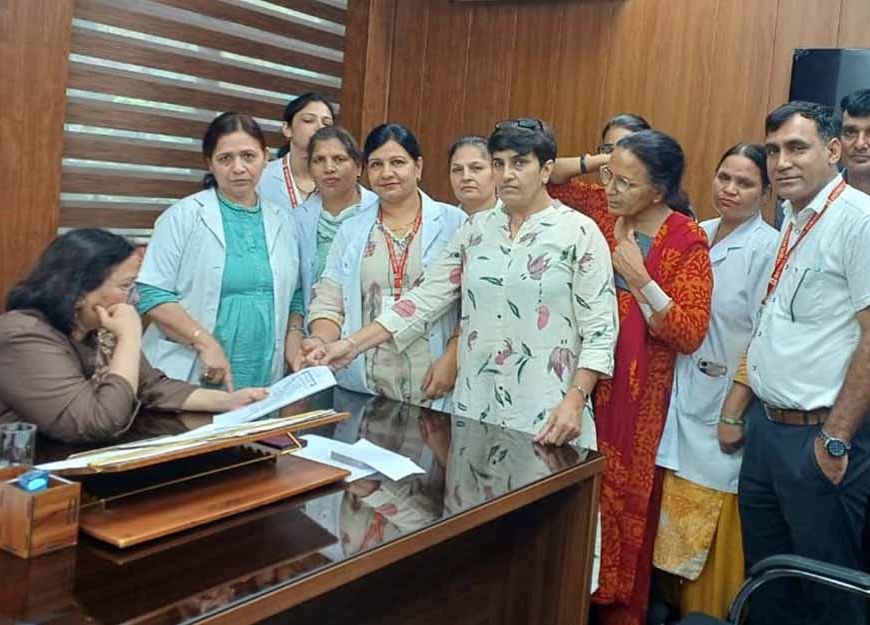 रेणू भाटिया के बयान पर नर्सिंग स्टाफ का देशव्यापी विरोध, हरियाणा में आज पेन डाउन स्ट्राइक