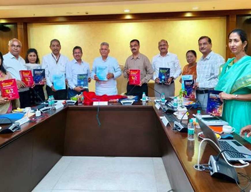 विद्यार्थियों को वैश्विक अवसरों के अनुरूप तैयार करने की दिशा में कार्य करें : मंत्री  परमार