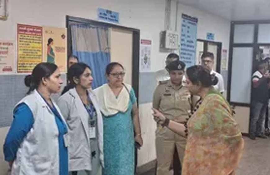विवादित बयान पड़ा भारी! रेणू भाटिया की गई कुर्सी, ‘बेटी को अनजान व्यक्ति के साथ छोड़ने’ वाली टिप्पणी पर कार्रवाई