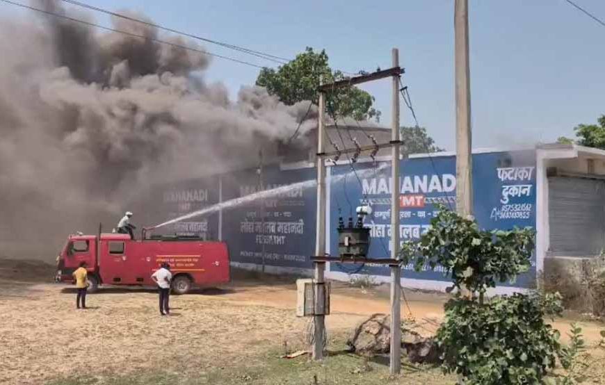 CG के पटाखा गोदाम में भीषण आग, लगातार धमाकों से दहला पूरा इलाका