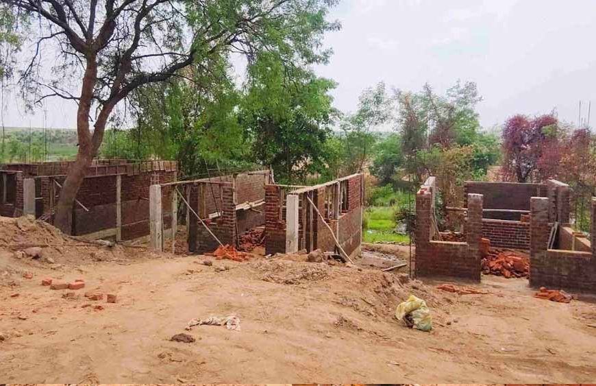 सरकारी जमीन पर बन रहा था रिसॉर्ट! शिकायत मिलते ही प्रशासन ने लगाई रोक