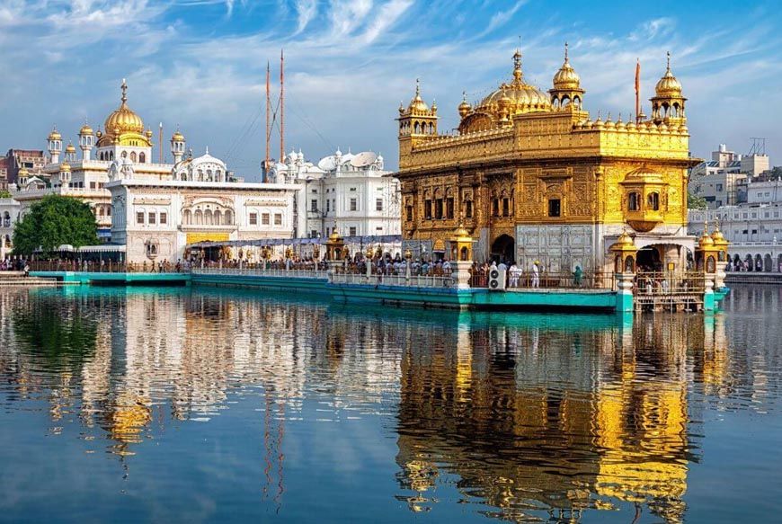 गोल्डन टेंपल में बेअदबी की कोशिश, युवक ने पावन स्वरूप के सामने रखी तलवार निकाली; SGPC ने लिया संज्ञान