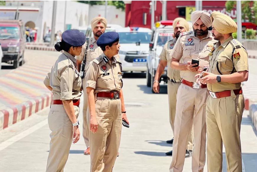 अमृतसर पुलिस की बड़ी कार्रवाई, आतंकी-तस्कर नेटवर्क से जुड़े दो संदिग्ध गिरफ्तार; हथियार और हेरोइन बरामद