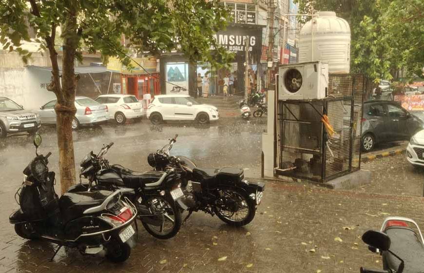 भीषण गर्मी से राहत, तेज आंधी-बारिश के साथ हुई ओलावृष्टि, मौसम हुआ सुहाना