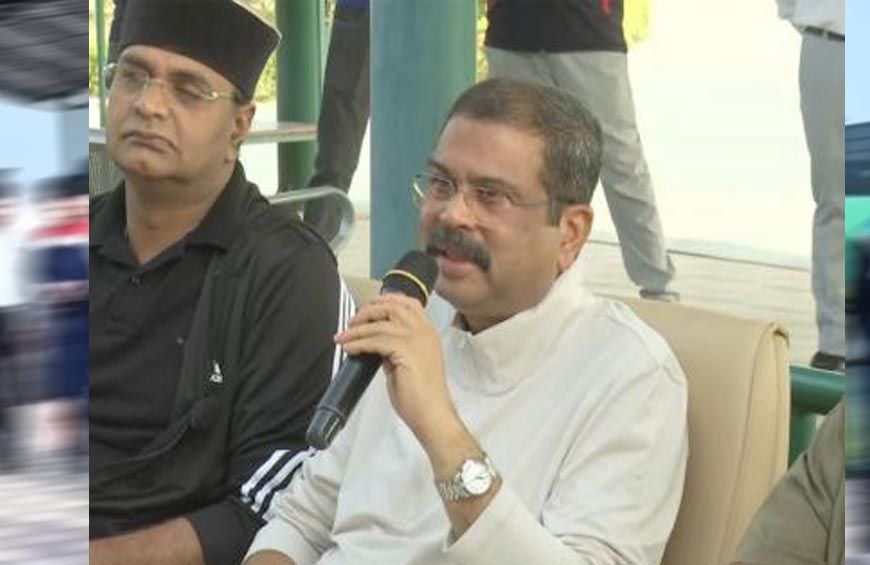 केंद्रीय शिक्षा मंत्री प्रधान ने शूटिंग अकादमी में खिलाड़ियों से किया संवाद