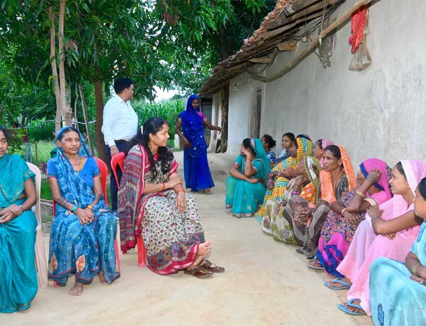 मंत्री लक्ष्मी राजवाड़े ने किया जनसंपर्क, ग्रामीणों की समस्याओं के त्वरित समाधान के दिए निर्देश