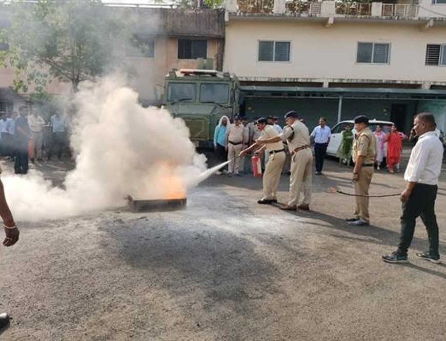 पुलिस मुख्यालय में सुरक्षाकर्मियों को दिया फायर सेफ्टी का प्रशिक्षण