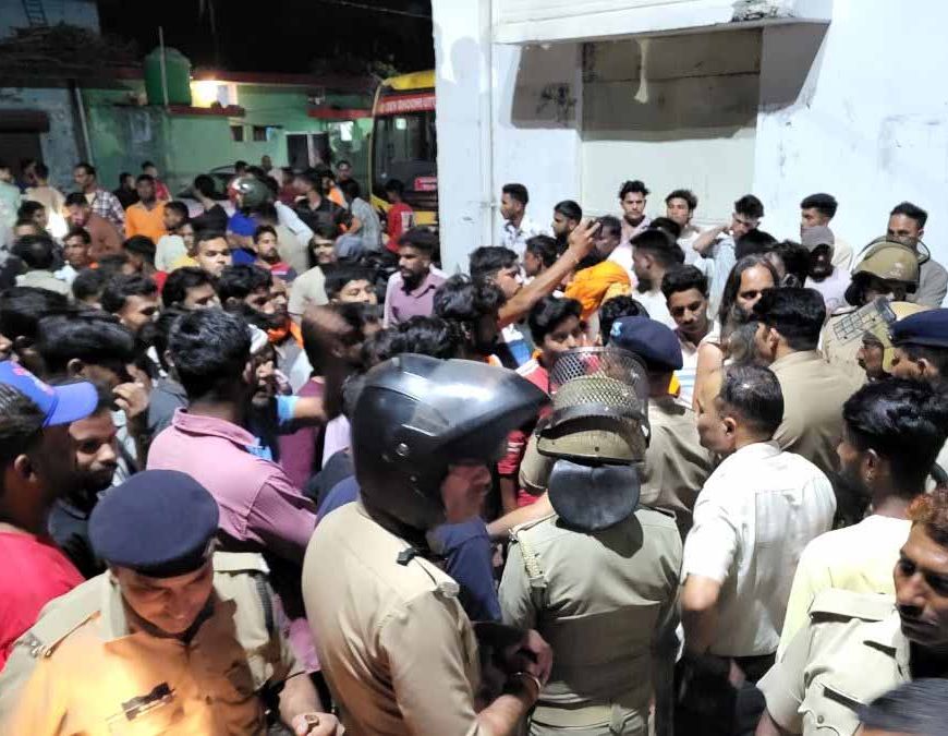विकासनगर हिंसा: युवक की मौत के बाद भड़का बवाल, आरोपी का घर फूंका, इंटरनेट सेवा बंद