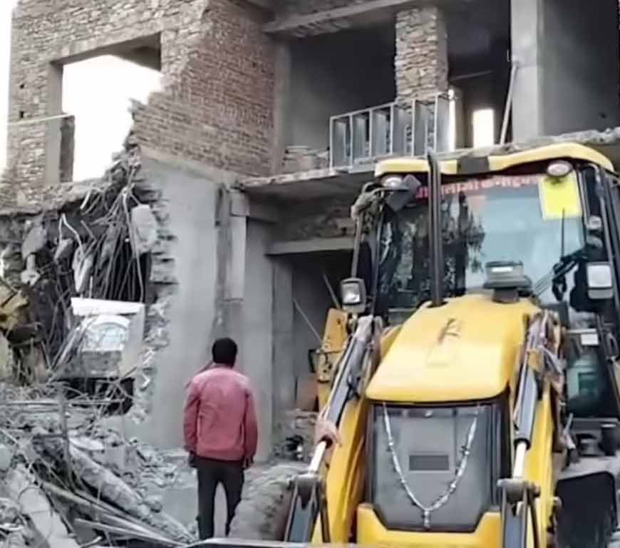 चित्तौड़गढ़ दुर्ग में अवैध होटल पर प्रशासन की बड़ी कार्रवाई, तड़के चला बुलडोजर