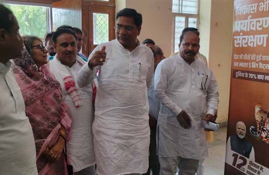 अलवर में विकास प्रदर्शनी का अवलोकन, मंत्री किरोड़ी लाल मीना ने गिनाईं उपलब्धियां