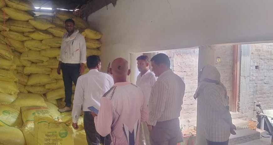 खाद कालाबाजारी पर बड़ा एक्शन, 1500 बोरी जब्त; दो प्रतिष्ठानों के लाइसेंस निलंबित