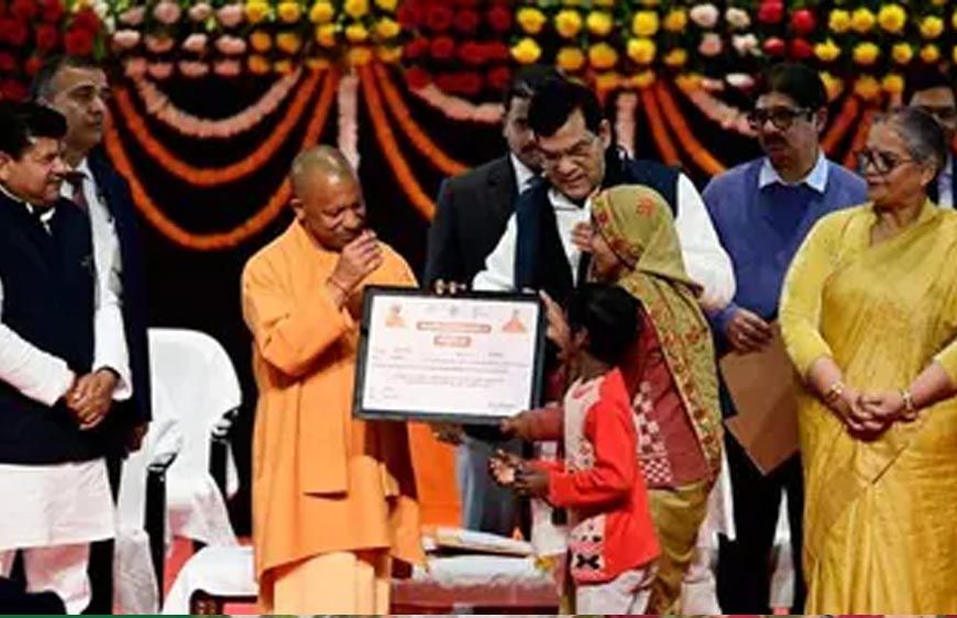 सीएम योगी ने विभिन्न योजनाओं के लाभार्थियों को वितरित किए प्रमाणपत्र और सहायता राशि
