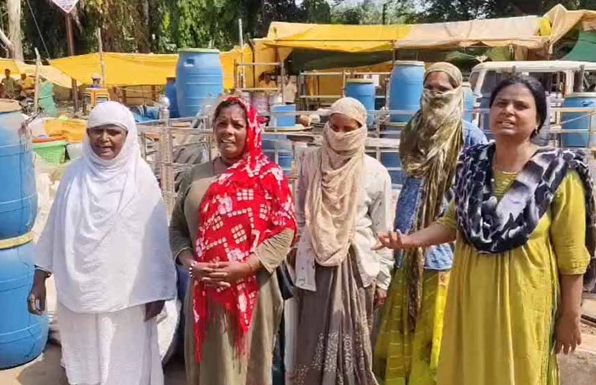 अवैध निर्माण पर चला बुलडोजर, 7 दुकानें ढहाईं; कार्रवाई के दौरान बुलडोजर के आगे लेटी महिला