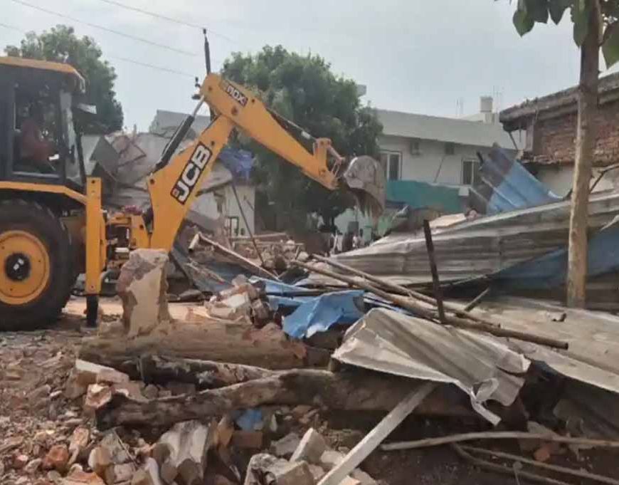 हाईकोर्ट के आदेश के बाद अवैध मदरसे पर चला बुलडोजर, नगर निगम की कार्रवाई से हड़कंप