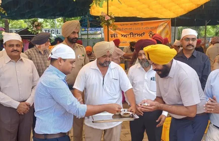 भीषण गर्मी में सेवा का संदेश, SSP शुभम अग्रवाल ने राहगीरों को पिलाई छबील और बांटा प्रसाद