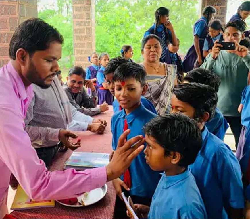 नए शैक्षणिक सत्र की शुरुआत पर स्कूलों में उत्साह, विद्यार्थियों का तिलक लगाकर स्वागत