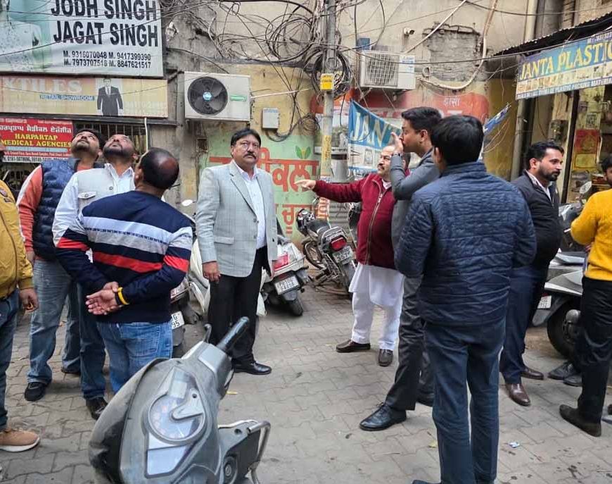 पदभार संभालते ही मैदान में उतरे नगर निगम कमिश्नर ओजस्वी, सुबह सड़कों का लिया जायजा