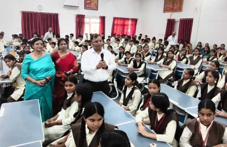 सड़क चौड़ीकरण में घर टूटने पर छात्रा का सवाल, इंदौर कलेक्टर से पूछा- विकास के नाम पर मकान तोड़ना जरूरी है क्या?