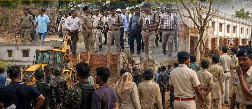 बलरामपुर में बुलडोजर एक्शन, 23 अवैध मकान ढहाए; 7 एकड़ सरकारी जमीन अतिक्रमण से मुक्त