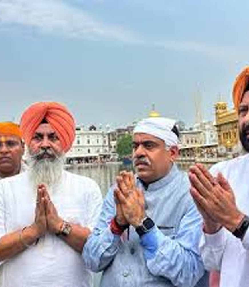 राज्यसभा सांसद तरुण चुघ और BJP अध्यक्ष केवल सिंह ढिल्लों ने श्री दरबार साहिब में टेका मत्था