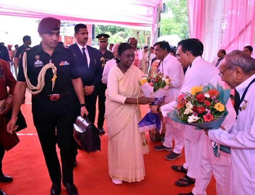 राष्ट्रपति  मुर्मु का बैतूल प्रथम आगमन पर परम्परागत लोक नृत्य की प्रस्तुति से किया स्वागत