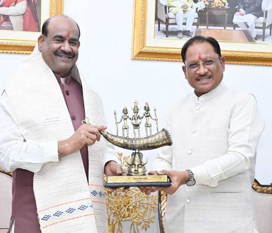 लोकसभा अध्यक्ष  ओम बिरला ने मुख्यमंत्री  विष्णु देव साय से की सौजन्य भेंट