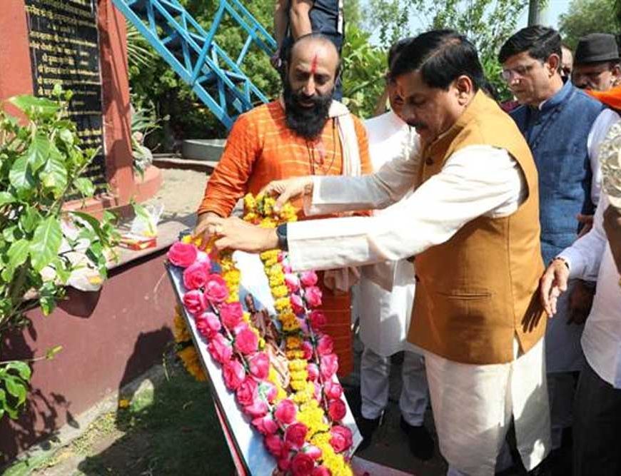 मुख्यमंत्री ने वीरांगना रानी लक्ष्मीबाई के बलिदान दिवस पर इंदौर में किया माल्यार्पण
