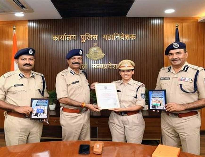 डीजीपी  कैलाश मकवाणा से किलिमंजारो फतह करने वाली निरीक्षक मती दीपिका गौतम ने सौजन्य भेंट की