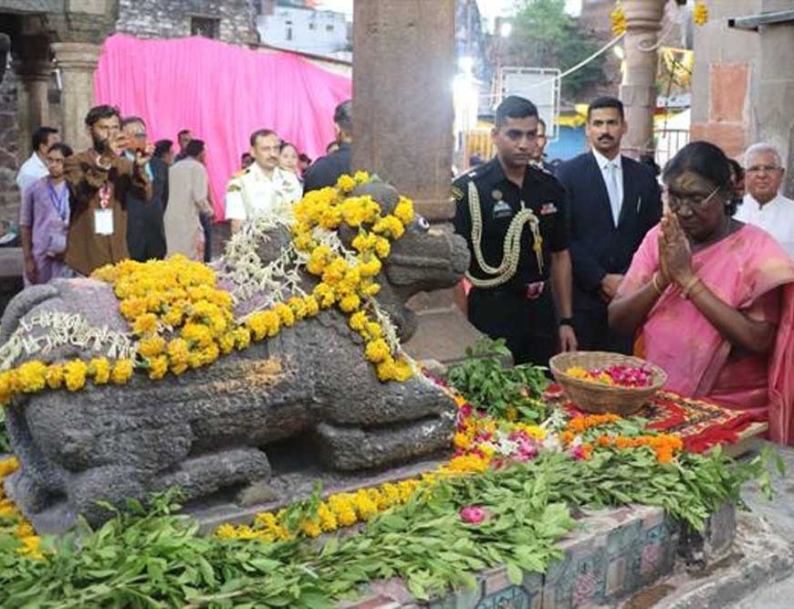 राष्ट्रपति  मुर्मु ने ओंकारेश्वर तीर्थ और ज्योतिर्लिंग ममलेश्वर के दर्शन कर किया अभिषेक