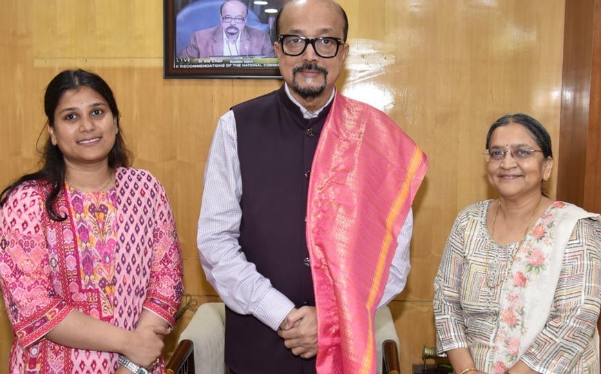 राज्यपाल डेका से सुप्रीम कोर्ट में छत्तीसगढ़ की स्टैंडिंग काउंसिल सुजैन ने की सौजन्य भेंट
