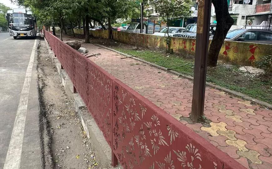 90 डिग्री ब्रिज के बाद भोपाल का नया 'कमाल', फुटपाथ बना दिया लेकिन पहुंचने का रास्ता ही नहीं छोड़ा