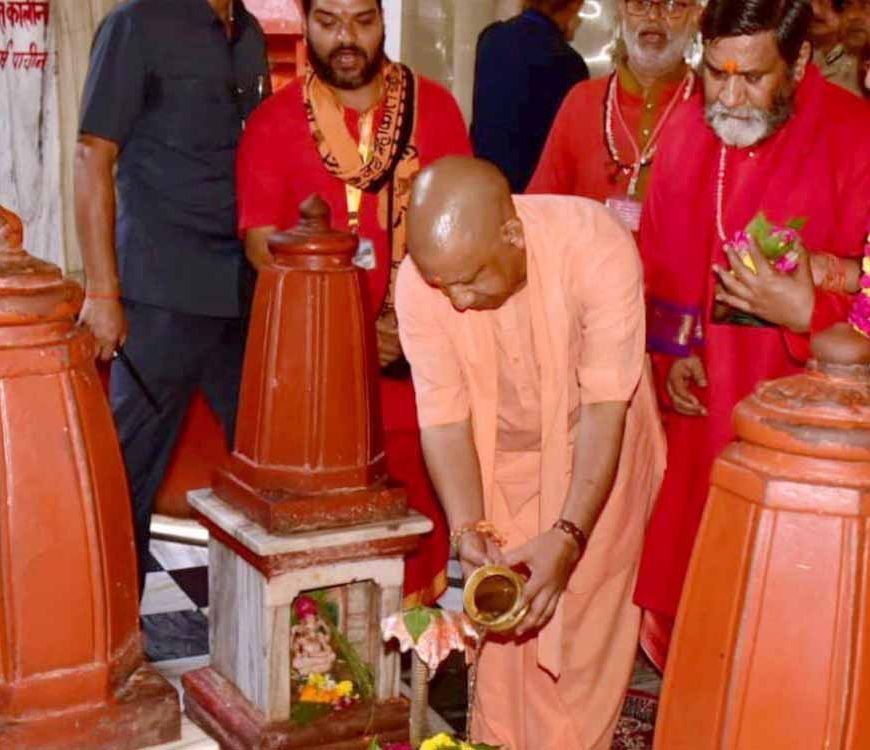 दतिया के पीतांबरा पीठ पहुंचे CM योगी और डिप्टी CM मौर्य, विधि-विधान से की पूजा-अर्चना