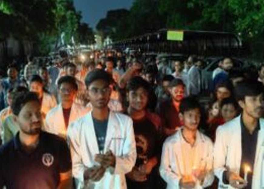रायपुर में डॉक्टरों का कैंडल मार्च, स्टाइपेंड बढ़ाने और आउटसोर्सिंग के विरोध में प्रदर्शन