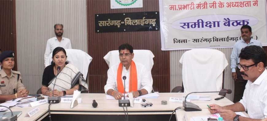 अधिकारी-कर्मचारी जिम्मेदारी से काम करें, हर जरूरतमंद तक पहुँचे सरकारी योजनाएँ' - मंत्री  टंक राम वर्मा