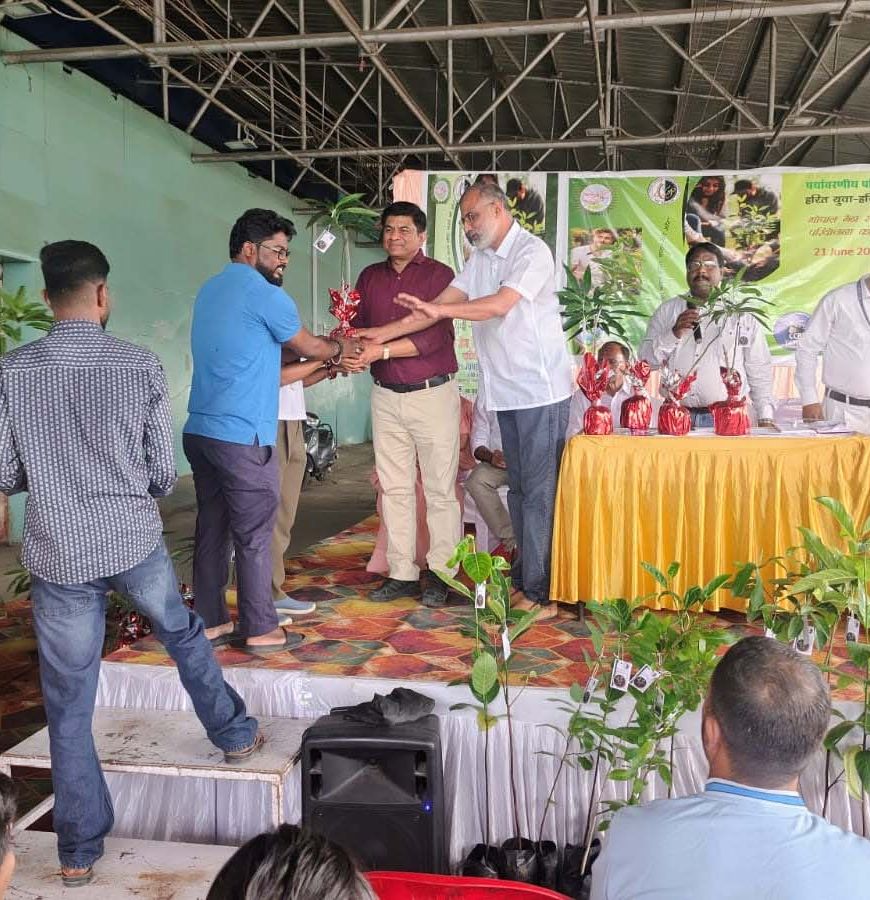 भोपाल स्टेशन पर ‘हरित युवा–हरित भारत’ अभियान की शुरुआत, यात्रियों को बांटे गए 500 पौधे