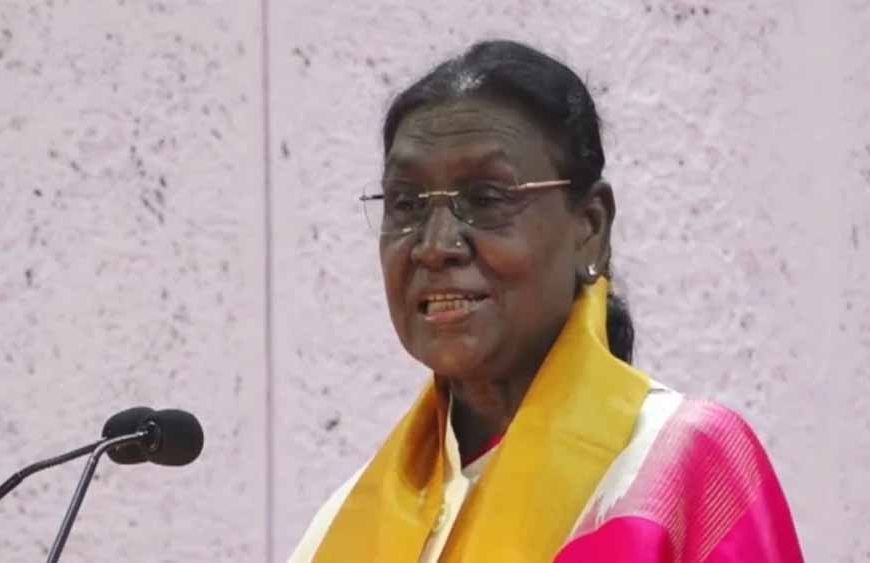राष्ट्रपति द्रौपदी मुर्मु ने रानी दुर्गावती विश्वविद्यालय के 36वें दीक्षांत समारोह में बांटे गोल्ड मेडल