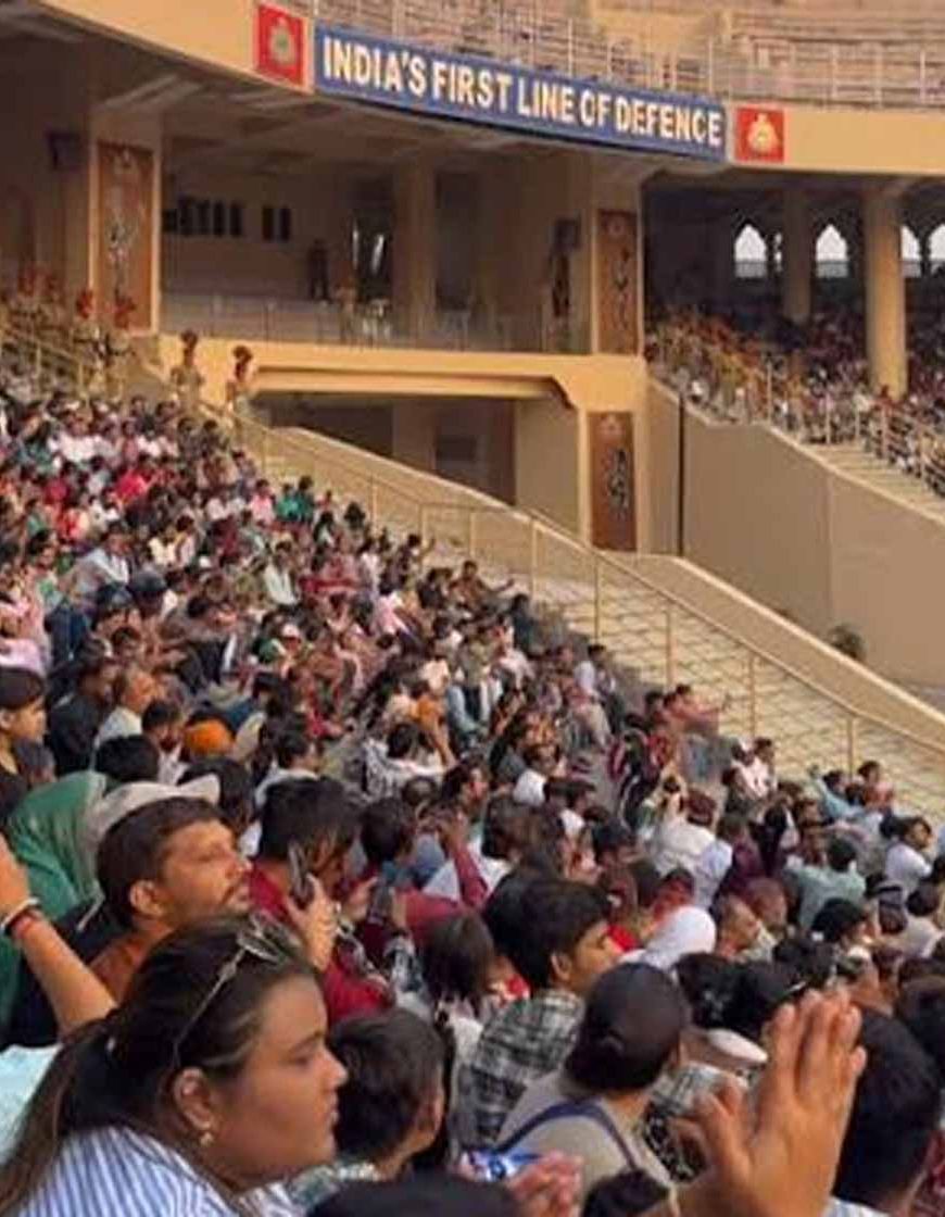 अटारी-वाघा बॉर्डर पर BSF पंजाब फ्रंटियर के साथ हजारों लोगों ने किया योगाभ्यास